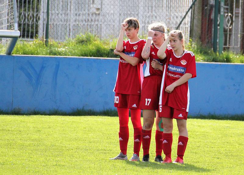 9. kolo divize žen, skupina C: SK Klatovy 1898 (na snímku fotbalistky v červených dresech) - TJ Jiskra Domažlice 1:1 (1:0).