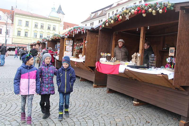 Adventní trhy o bronzové neděli v Klatovech.