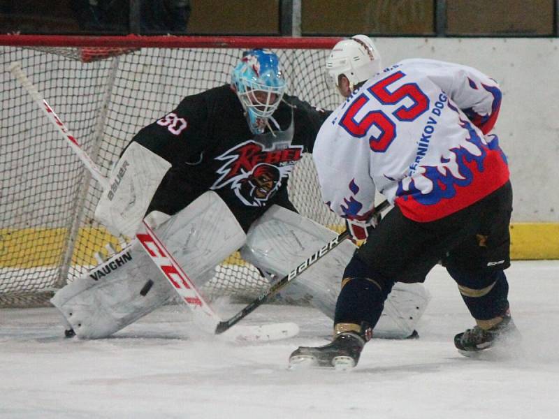 Krajská liga mužů: HC Klatovy B (v bílém) - HC Nejdek 0:1.