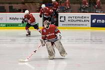Klatovští hokejisté (na archivním snímku hráči v červených dresech) podlehli Příbrami 1:2 po samostatných nájezdech.