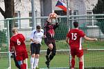 Fotbalisté SK Kovo Strážov (na archivním snímku hráči v červených dresech) deklasovali v osmém kole okresního přeboru TJ Sušice B 5:1 a v čele tabulky mají už čtyřbodový náskok.