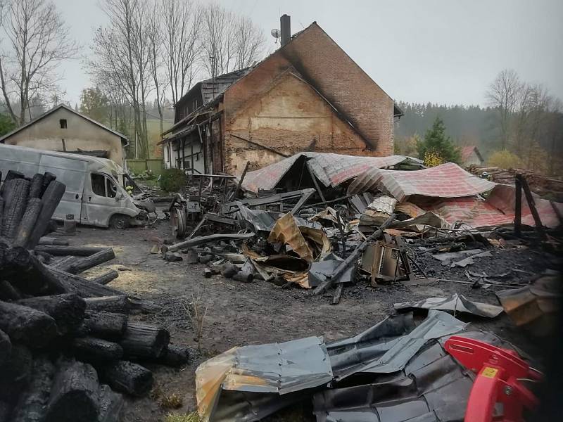 Požár hospodářské budovy a části krovu rodinného domu v Blatech u Nýrska.