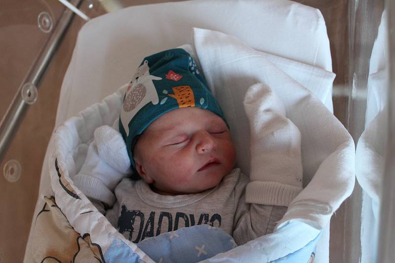 Tomáš Bláha (2930 g, 47 cm) se narodil 10. října v 0:46 v plzeňské FN. Rodiče Michaela a Tomáš ze Soběkur věděli, že jejich prvorozeným miminkem bude chlapeček. Tatínek byl u porodu.