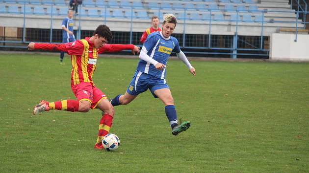 Na podzim fotbalisté staršího dorostu SK Klatovy 1898 (v modrém dresu) porazili jihočeské Strakonice (hráč vlevo) vysoko 5:2.  O tři góly zvítězili i nyní na hřišti soupeře.