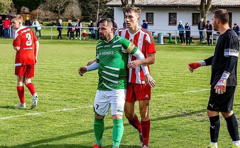 Fotbalisté FK Svéradice (na archivním snímku hráči v zelených dresech) porazili v okresním derby trápící se Pačejov jednoznačně 5:2.