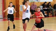 Junior NBA League 2016: Houston Rockets (ZŠ Klatovy, Plánická ul, červené dresy) - Dallas Mavericks (ZŠ Švihov) 24:27 