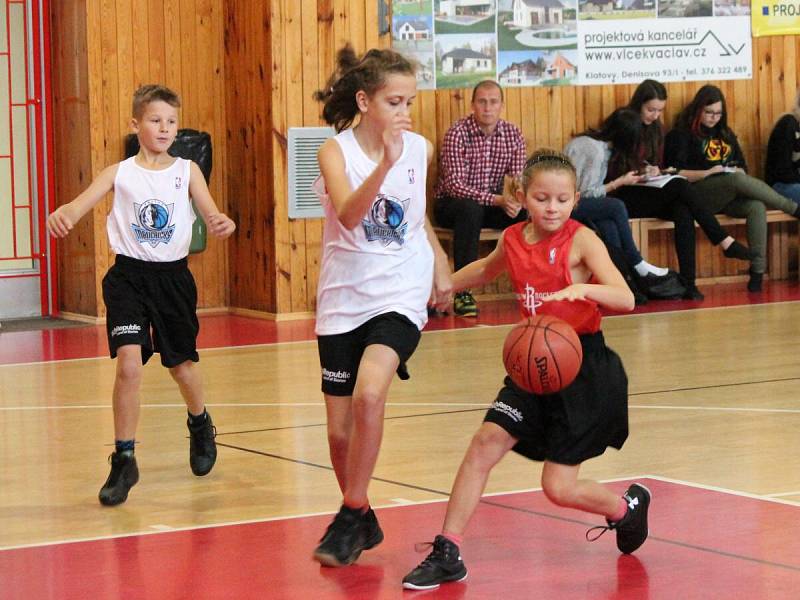 Junior NBA League 2016: Houston Rockets (ZŠ Klatovy, Plánická ul, červené dresy) - Dallas Mavericks (ZŠ Švihov) 24:27 