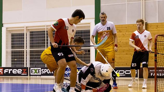 Béčko florbalového oddílu Sport Clubu Klatovy (na archivním snímku hráči v červeno-bílých dresech) porazili záložní týmy Rokycan i Jiskry Domažlice.