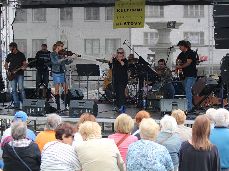 Na klatovském náměstí Míru zahrály v rámci Country odpoledne kapely Pilouni a Forehand s Míšou Leichtem