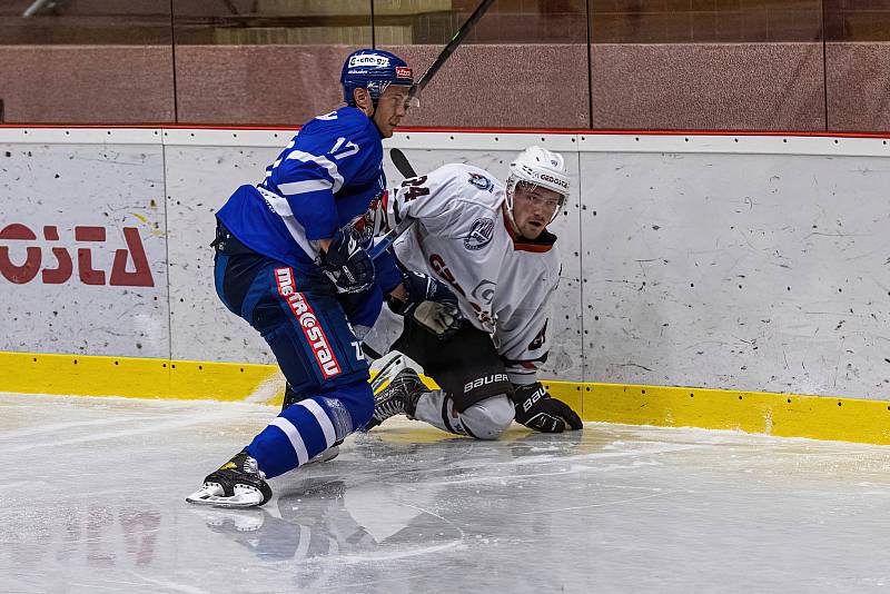 Hokejisté SHC Klatovy (na archivním snímku hráči v bílých dresech) podlehli Táboru (modří) i podruhé v sezoně. Znovu výsledkem 1:5, tentokrát však na jeho ledě.