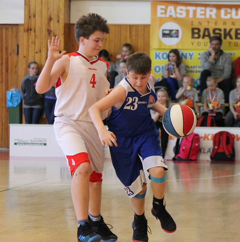 BK Klatovy U14 (v bílém) - BK Teplice U14 46:28 - fotogalerie z pátečního zápasu.