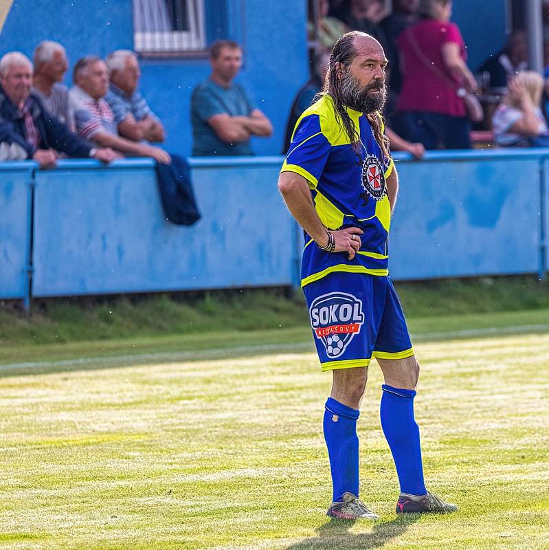 IV. třída, skupina A: SK Kovodružstvo Strážov B (černo-zelení) - Sokol Neznašovy (modré dresy) 1:3.