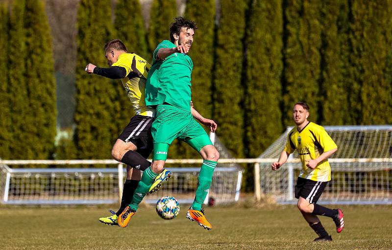 14. kolo I. B třídy: FK Horažďovice (žlutí) vs. Chanovice 3:2.