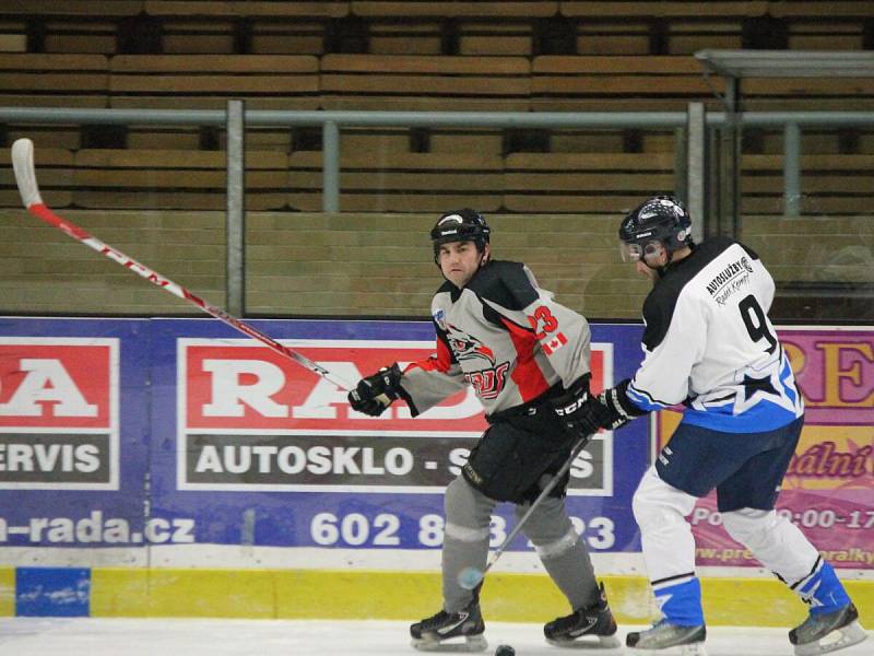 Šumavská liga amatérského hokeje: HC Vizi Auto (šedé dresy) - HC AutoKempf 1:3