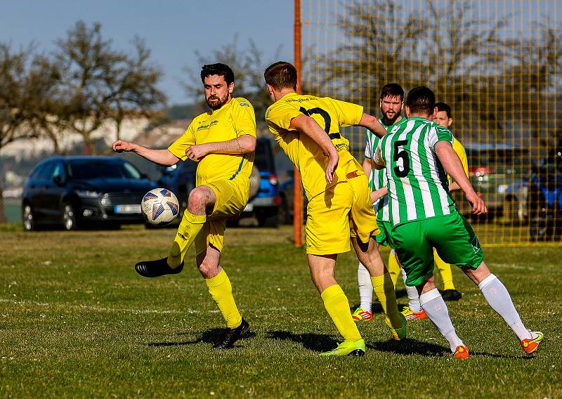 Fotbalisté Budětic (na archivním snímku hráči ve žlutých dresech) deklasovali Velké Hydčice 5:0 a na jaře jsou stoprocentní. I když ne až tak úplně...