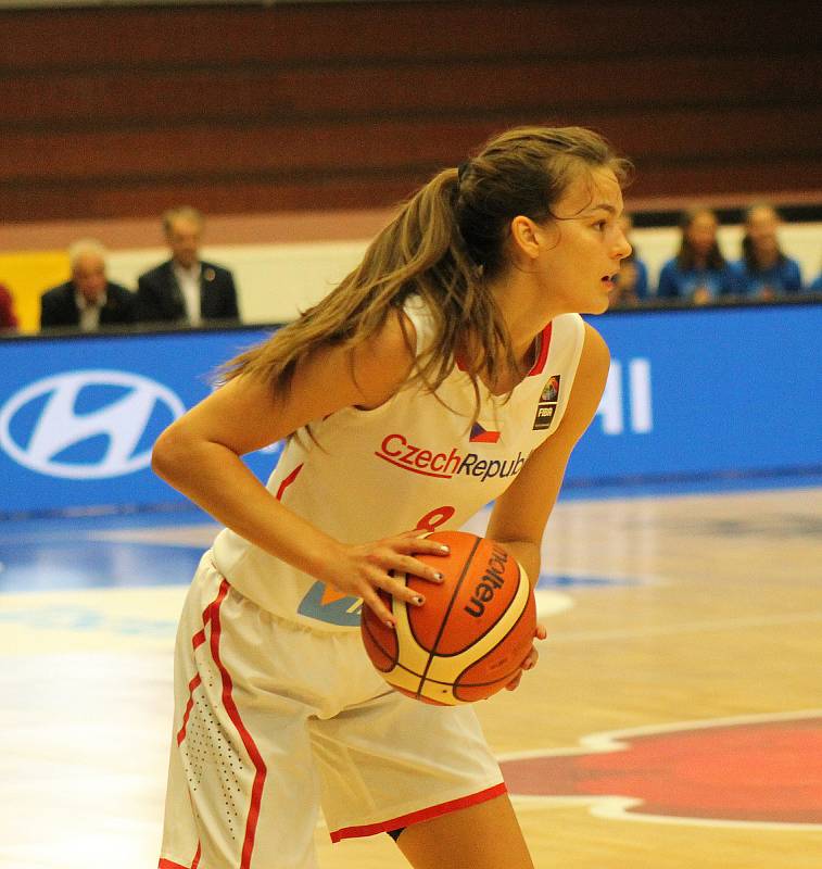 ME U20 v basketbalu: Česko (v bílém) vs. Rusko