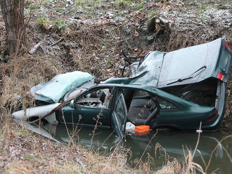 Řidič totálně zdemoloval auto. Přežil a dokonce z místa utekl