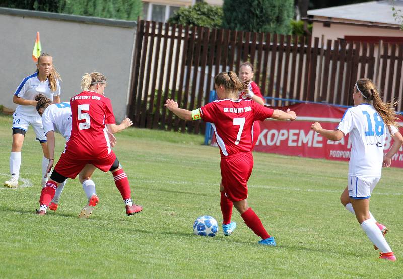 Fotbalistky SK Klatovy 1898 (hráčky v červených dresech) sehrály své historicky první utkání. Soupeřkami byly dívky Viktorie Plzeň do 18 let.