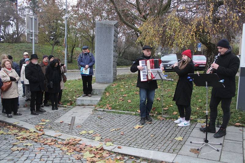 Setkání u pomníku obětem holocaustu v Klatovech k 10. výročí jeho odhalení.