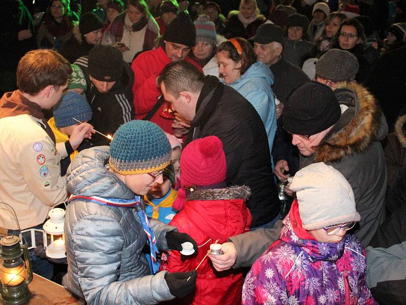 Skauti rozdávali v Klatovech Betlémské světlo.