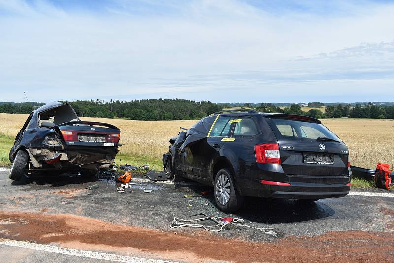 Střet dvou vozů u Velkého Boru, při němž zemřel mladý řidič a další dva lidé byli zraněni.