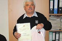 PRO CENY za vítězství ve 3. kole Tip ligy čtenářů Klatovského deníku si do redakce přišel František Muchna z Plzně. 