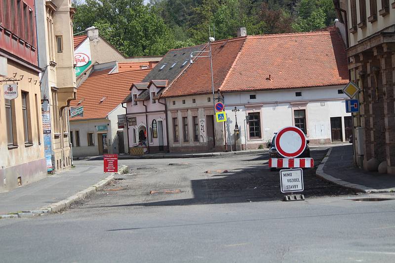 Rozkopaná ulice T. G. Masaryka v Sušici.