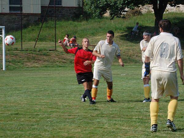 Fotbal Běšiny - Velhartice (červené dresy)