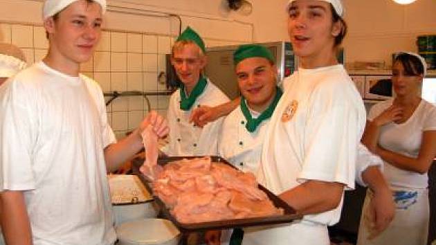 V rámci výměnné praxe navštívila skupina šesti žáků oboru kuchař z německého Nauenu žáky stejného oboru Integrované střední školy v Klatovech