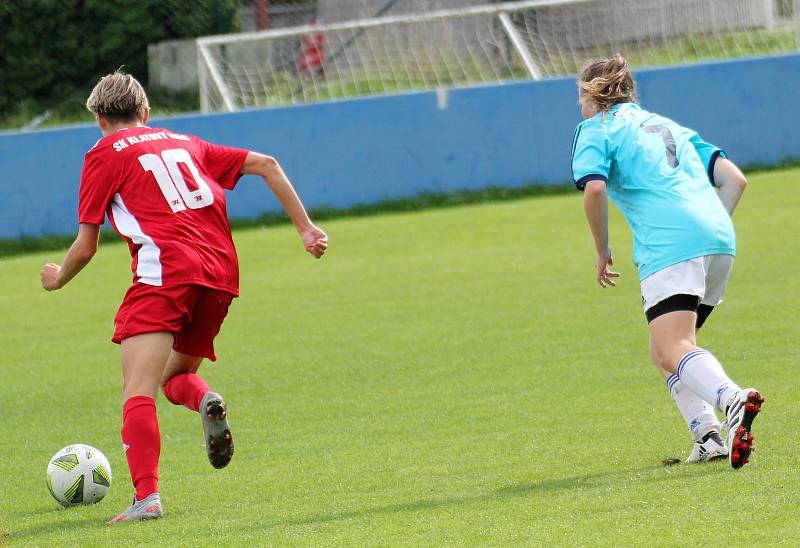 SK Klatovy 1898 (na archivním snímku fotbalistky v červených dresech) porazily na podzim Spartak Kaplice (modré dresy) 4:2. A dokázaly uspět i v jarní odvetě na hřišti soupeře.