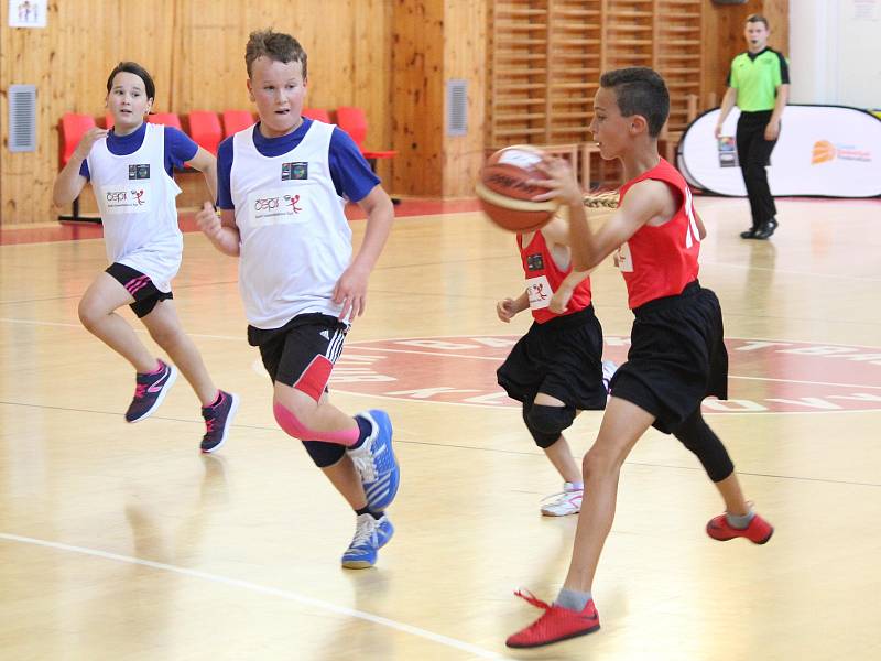 Krajské kvalifikační kolo Junior NBA 2018 v Klatovech: ZŠ Švihov (červené dresy) - ZŠ Mrákov