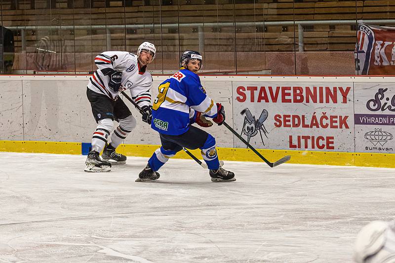 2. liga, skupina Západ (3. kolo): SHC Klatovy (na snímku hokejisté v bílých dresech) - HC Řisuty 6:3 (3:0, 1:1, 2:3).