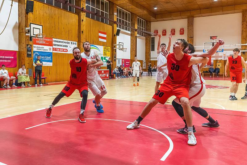 BK Klatovy (bílé dresy) - BK Lokomotiva Plzeň B 71:70.