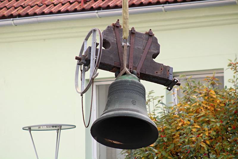 Sundávání zvonů z kostela sv. Markéty v Kašperských Horách.