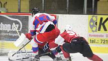 Zápas 2. ligy, skupiny Střed, HC Klatovy (červení) - NED Hockey Nymburk vyhráli domácí po nájezdech.