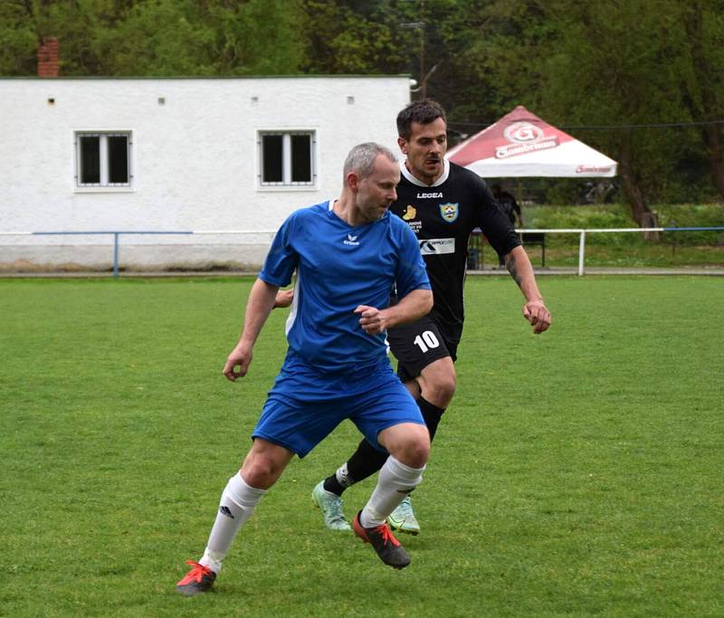 Fotbalisté TJ Měcholupy (na archivním snímku hráči v černých dresech) porazili ve 2. kola Poháru PKFS Baník Stříbro 4:0 a slaví postup do další fáze soutěže.