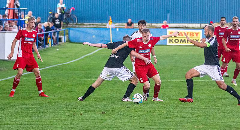 Fotbalisté SK Klatovy 1898 (na snímku hráči v červených dresech) nestačili na Petřín (černí), jemuž v domácím prostředí podlehli těsně 0:1.