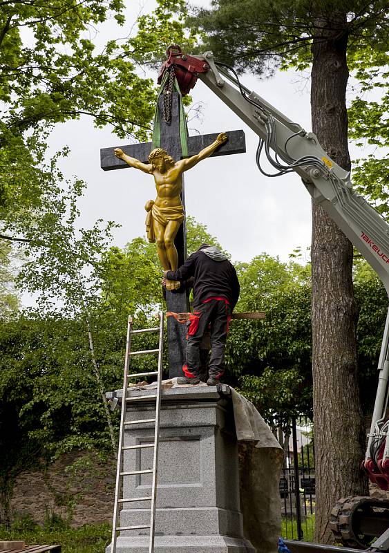 Instalace Stollowského kříže v Nýrsku.