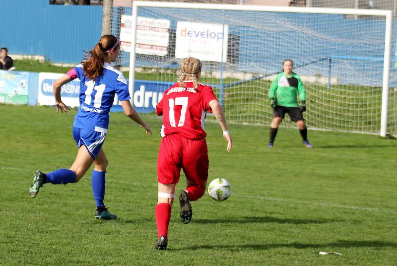 9. kolo divize žen, skupina C: SK Klatovy 1898 (na snímku fotbalistky v červených dresech) - TJ Jiskra Domažlice 1:1 (1:0).