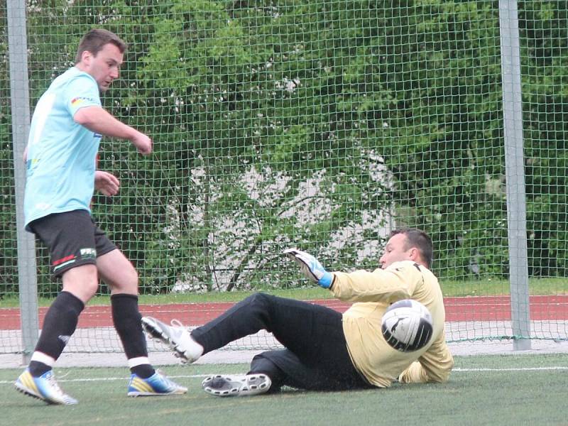 Klatovská liga v malé kopané mužů: Mengy team (v modrém) - HPP Milence 4:2.