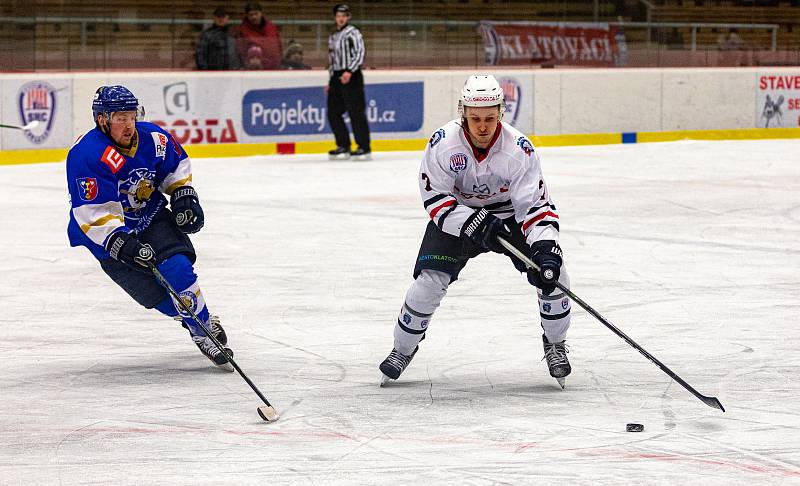 Klatovský hokejista Petr Eret (s číslem 7) byl nejproduktivnějším hráčem západočeského celku a třetím nejčastěji bodujícím borcem celé soutěže. Ani jeho výkony však týmu do play-off vloni nepomohly.