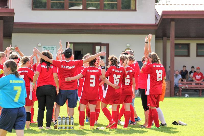 Na podzim fotbalistky SK Klatovy 1898 (červené dresy) porazily Borovany (modré dresy) 7:2. A uspěly i v nedělní odvetě, tentokrát 9:1.