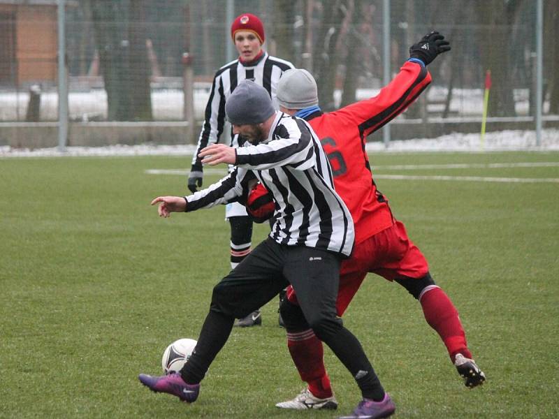 Zimní turnaj v Sušici: Nýrsko (v pruhovaném) - Luby 2:0.