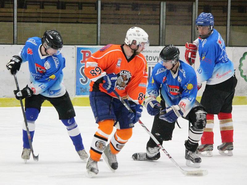 Šumavská liga amatérského hokeje: AHC Vačice (oranžové dresy) - HC 2009 Nýrsko 8:4 