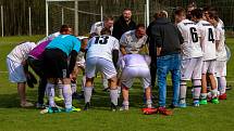 Fotbalisté TJ Žichovice (na archivním snímku hráči v bílých dresech) podlehli ve 24. kole III. okresní třídy TJ Sokol Běšiny 0:2.