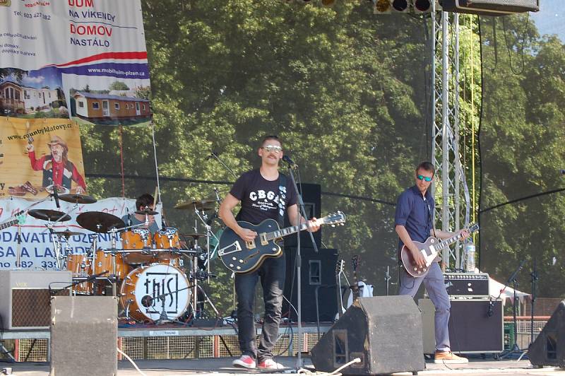 Slunce, pivo a rock. Tak vypadalo odpoledne v Klatovech na stadionu