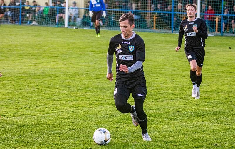 Fotbalisté TJ Měcholupy (na archivním snímku hráči v černých dresech ze zápasu letošní sezony proti SK Bolešiny) porazili oslabené Kasejovice 4:1.