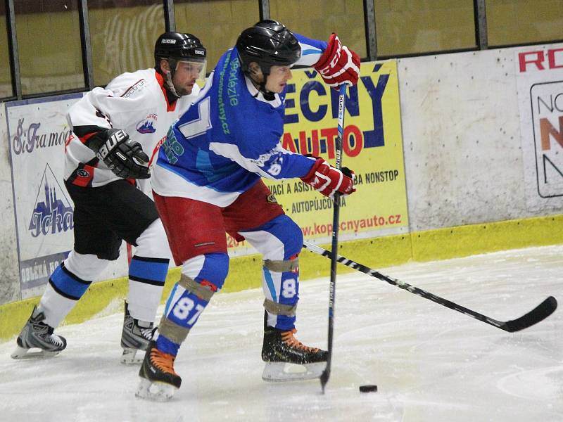 Hokejisté HC 2009 Nýrsko (na archivním snímku hráči v modrých dresech) deklasovali HC Tomahawk 11:5.