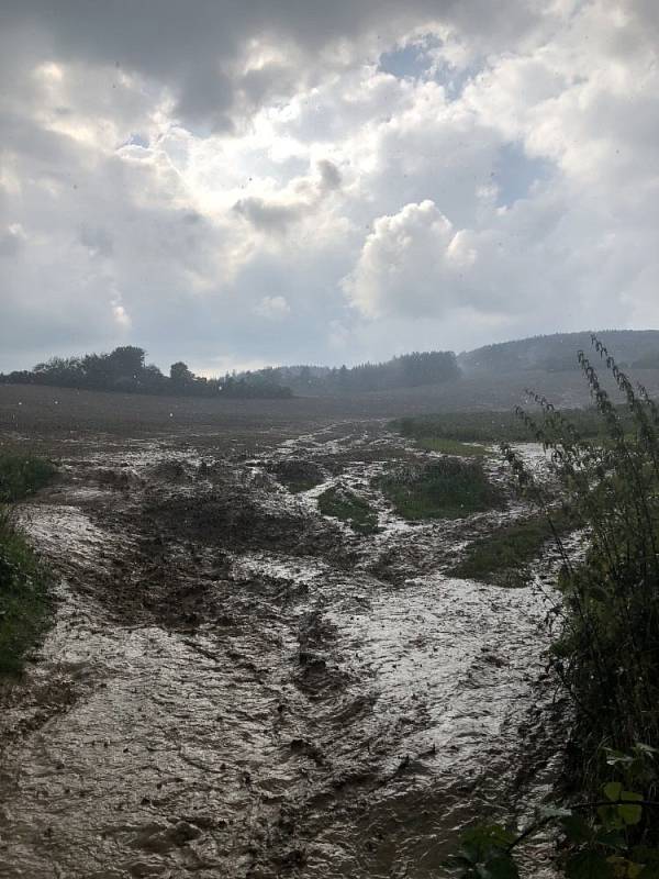 Z polí se valila řeka, ženy stavěly zábrany