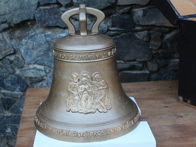 Odlévání zvonu na hradě Švihov.